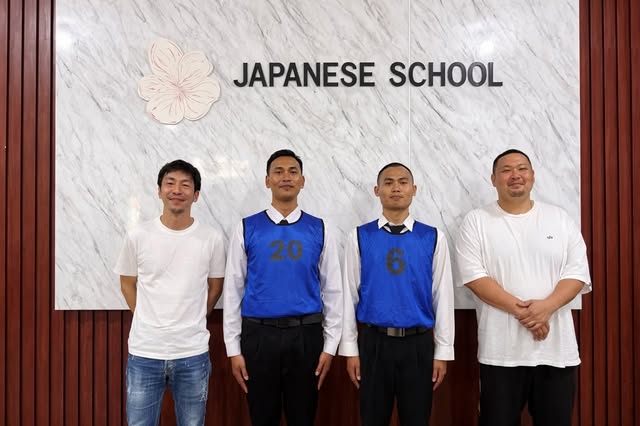 Foto kelompok di depan tulisan Japanese School dari akun Tokyo Education